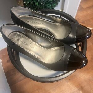 Bandolino Women's Black Flats with Glossy Toe